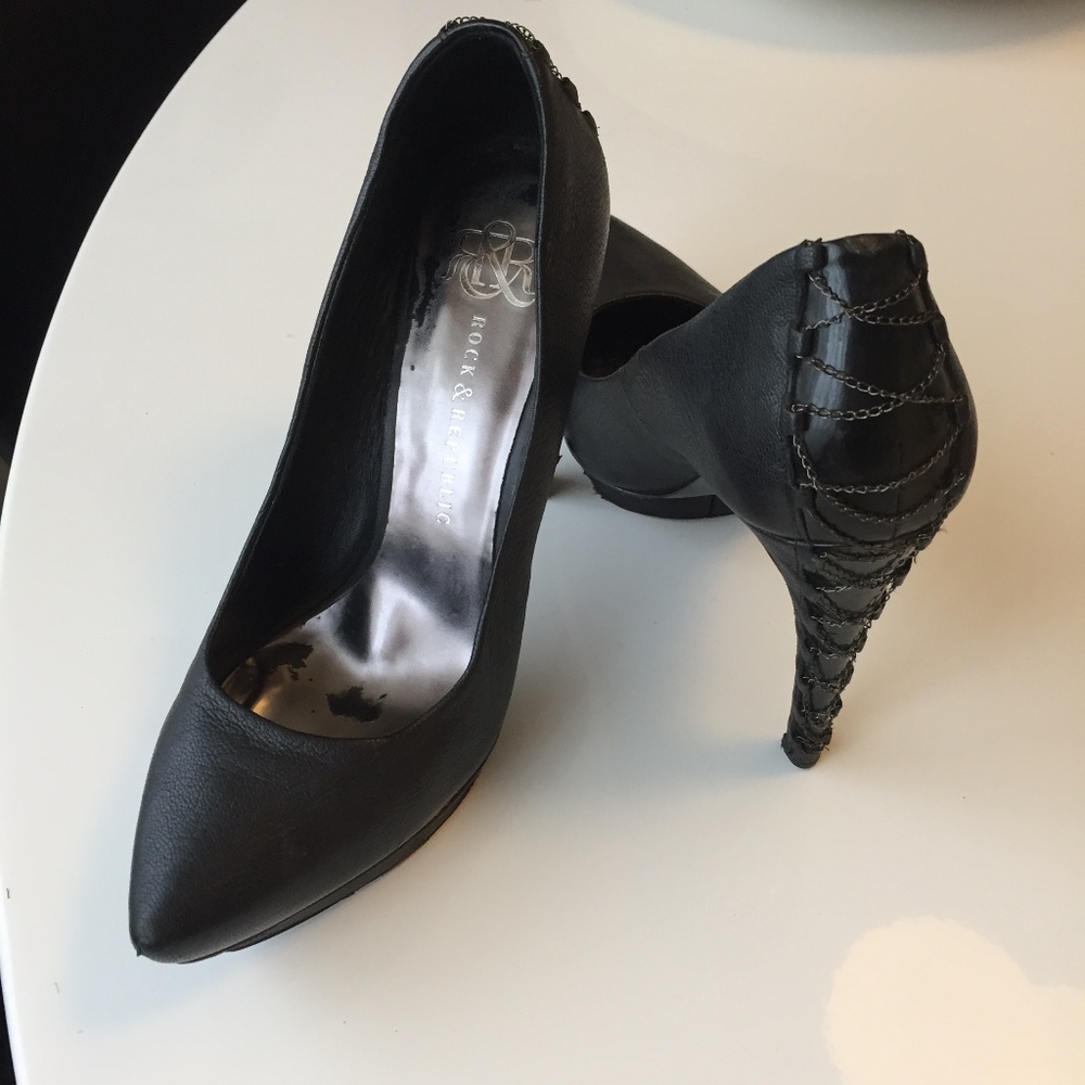 Rock & Republic Lotus Platform Pumps with Chains
